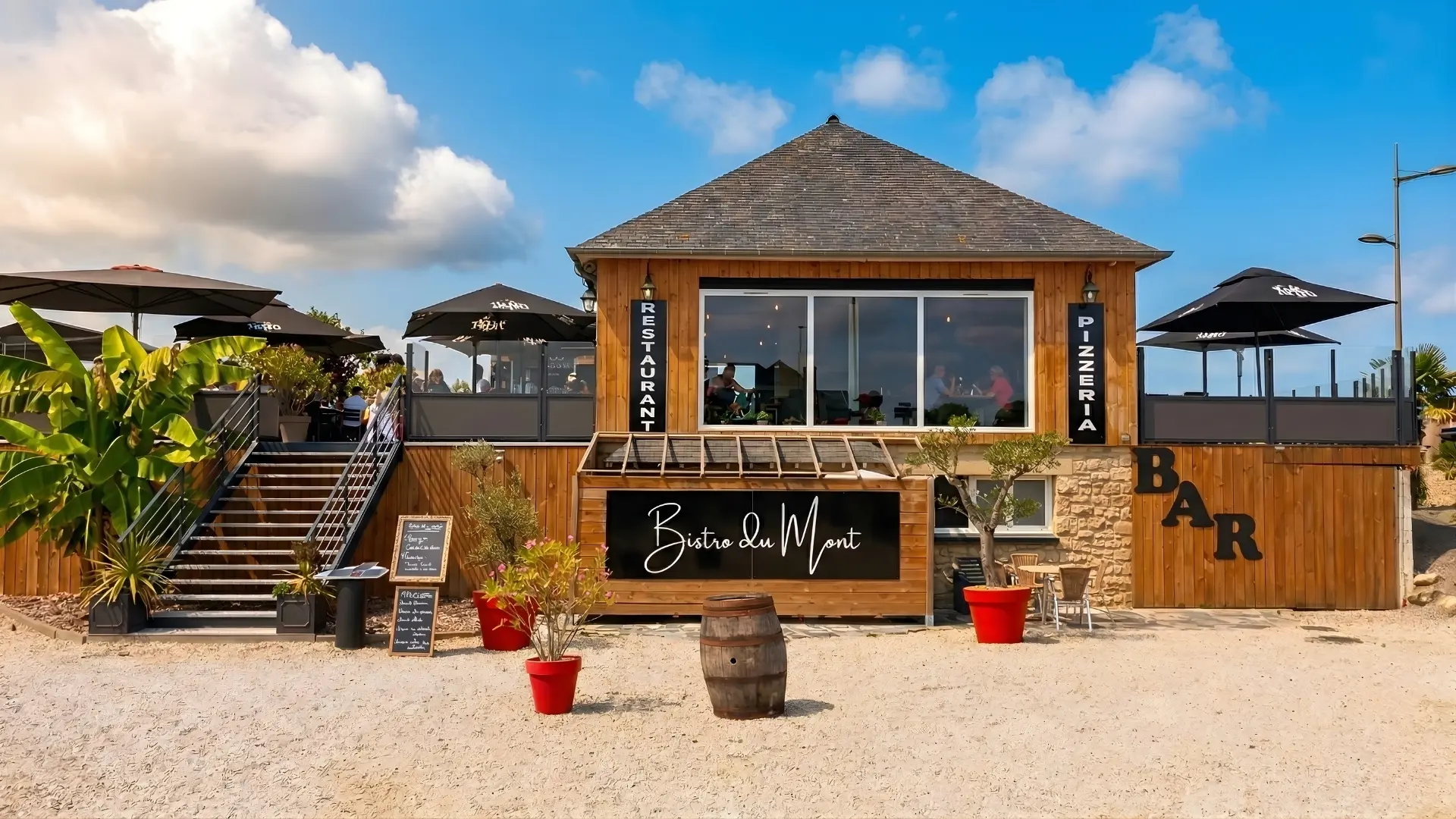 Façade du Bistro du Mont — restaurant bar pizzeria à Beauvoir sur la route du Mont-Saint-Michel